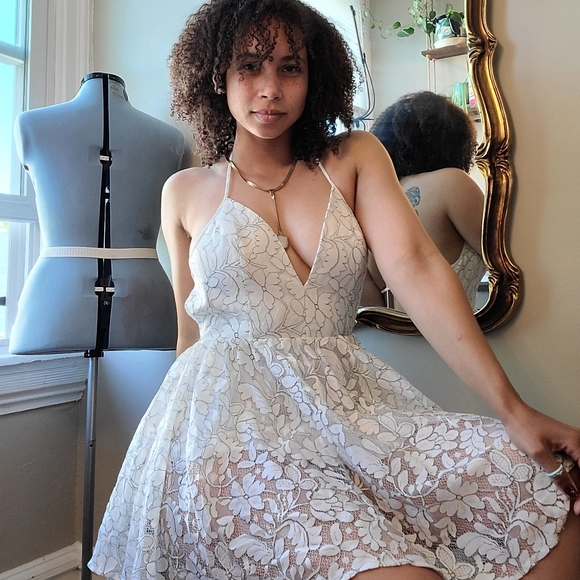 NBD | White Floral Print Open Back Dress - M2 - Picture 8 of 10